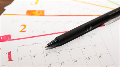 出張買取にてスケジュールを確認しているお客様